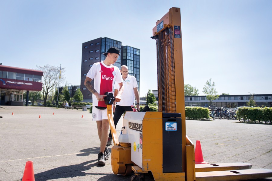 Eens per week komt Ronaldo van De Korenaer Helmond anderhalf uur naar de Praktijkschool om daar te leren werken met interne transportmiddelen.