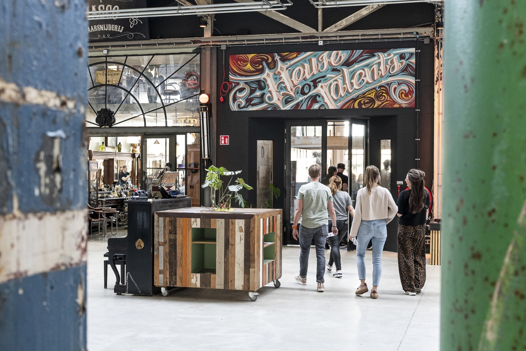 Breng het bedrijfsleven in het onderwijs en andersom: dat is het motto van De Ortolaan in Roermond.