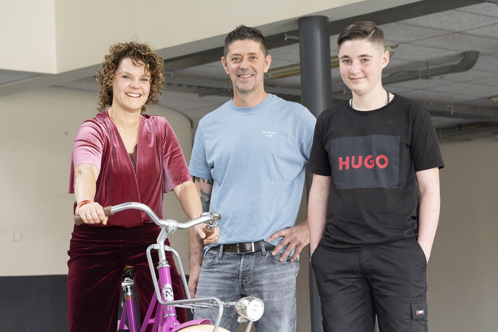 Kijk die Angeliek blij rondfietsen! Vandaag komt ze haar oude fiets ophalen, die er nu weer als nieuw uitziet. “Ik ben er superblij mee”, zegt ze tegen Stijn. “Knap gedaan. Ik herken mijn fiets niet terug!”